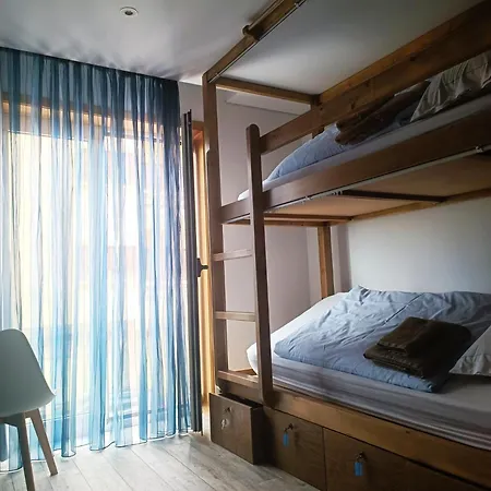 Cachinnans & Hostal *