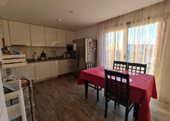 אכסניה Cachinnans & *